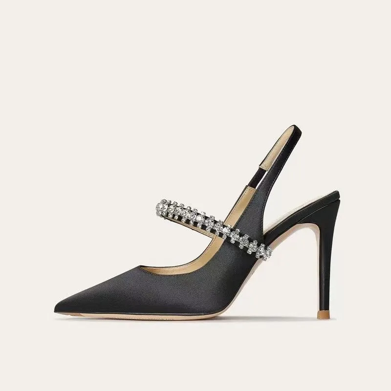 Fersenriemen-Pumps mit Kristallbesatz