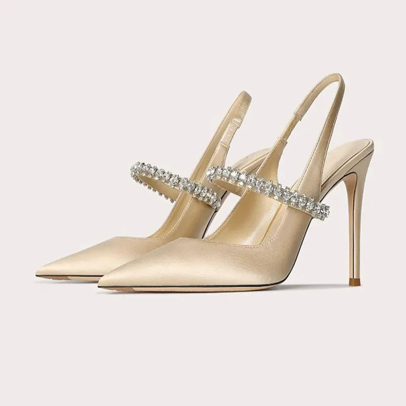 Fersenriemen-Pumps mit Kristallbesatz